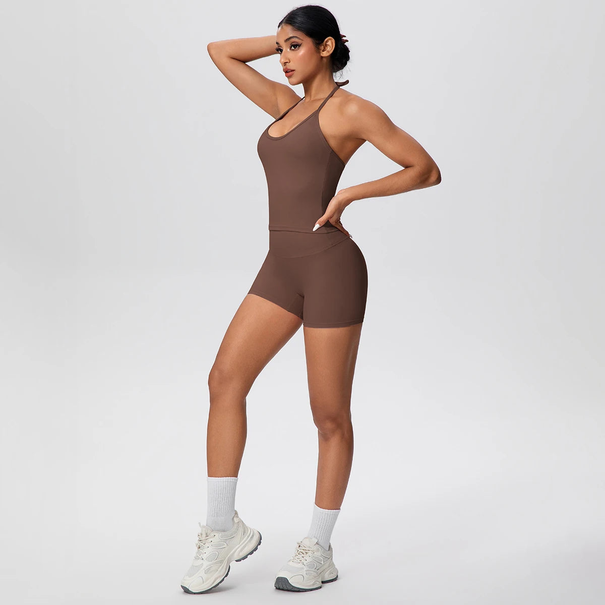 Zweiteiliges Damen-Fitness-Set in Braun: ärmelloses Top mit kurzen Shorts für Sport