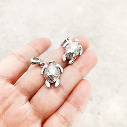 Schildkröten-Charm-Anhänger aus 925er Sterlingsilber, zwei Stück in Hand gehalten