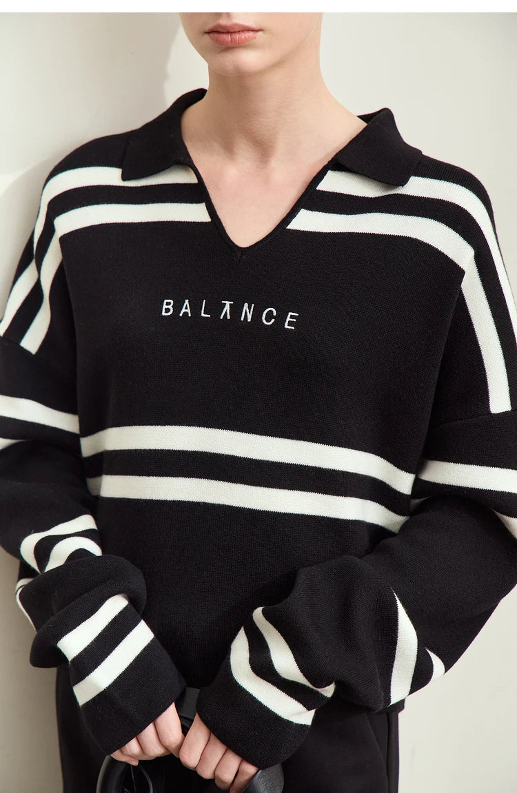 Schwarzer Damenpullover mit weißen Streifen und Buchstabenstickerei „BALANCE“, Detailaufnahme