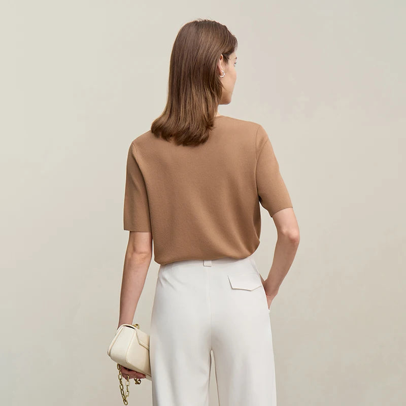 Kurzärmeliger Strickpullover in Hellbraun mit Rundhalsausschnitt, hinten glatt