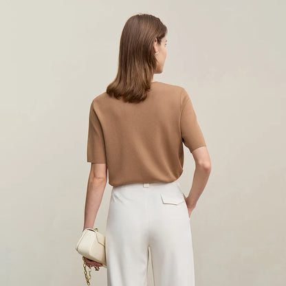 Kurzärmeliger Strickpullover in Hellbraun mit Rundhalsausschnitt, hinten glatt