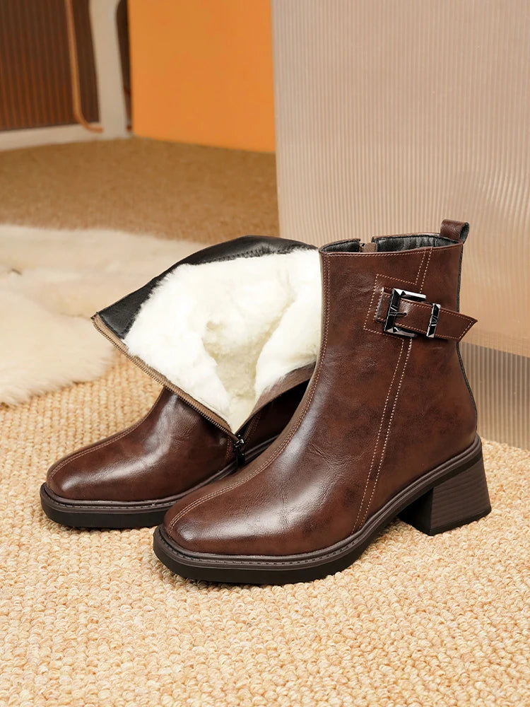 Braune Stiefeletten mit quadratischer Kappe, breitem Absatz und Kunstfell-Futter, seitlicher Riemen