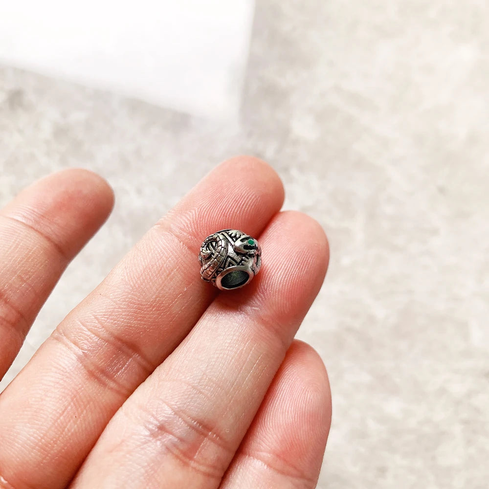 Eidechsen-Schmuckperle aus 925 Sterlingsilber mit grünem Emaille-Akzent auf Finger