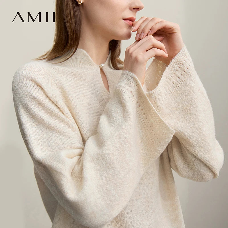 Beiger Wollstrickpullover mit Stehkragen und Cut-Out am Ausschnitt