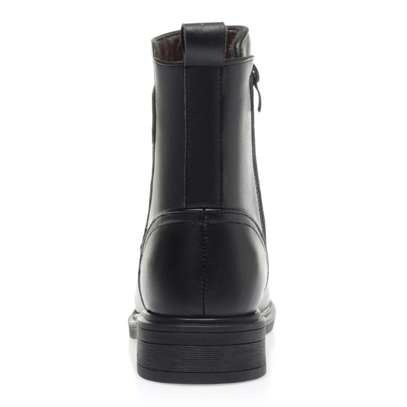 Schwarzer Chelsea-Boot mit Leder-Schlaufe am Schaft, glatter Sohle und Blockabsatz
