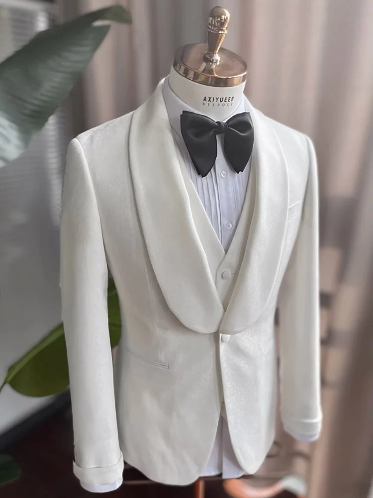 Eleganter Herrenanzug mit braunen Streifen, doppelreihig – ideal für Hochzeiten und festliche Anlässe.