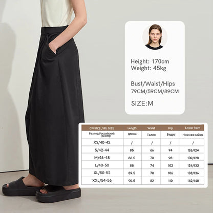 Schwarzer asymmetrischer Plisseerock, seitlicher Drapé am Bund, Midi
