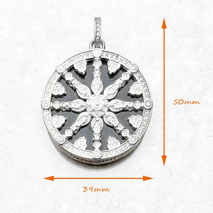 Runder Karma-Anhänger: 39 mm Breite, 50 mm Höhe, schwarzes Kristallrad im Silberdesign