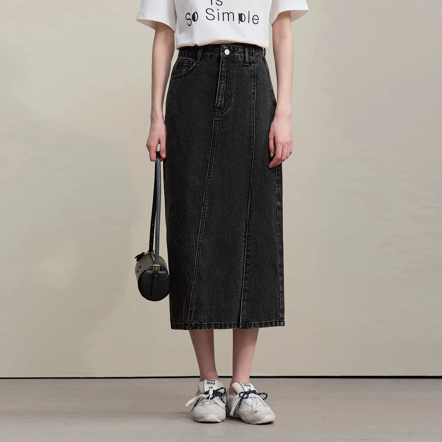 Schwarzer Jeansrock Midi, gerader Schnitt, Knopfverschluss und Seitenschlitz