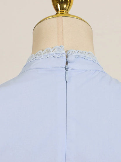 Ärmelloses Damen-Spitzenkleid mit Rundhalsausschnitt und Patchwork-Design – figurbetont und mit Hohldetails.