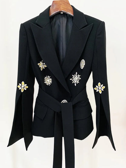 Langes Damen-Patchwork-Kleid mit Rüschen und Falten, Rundhalsausschnitt und langen Ärmeln – einreihig und locker geschnitten.