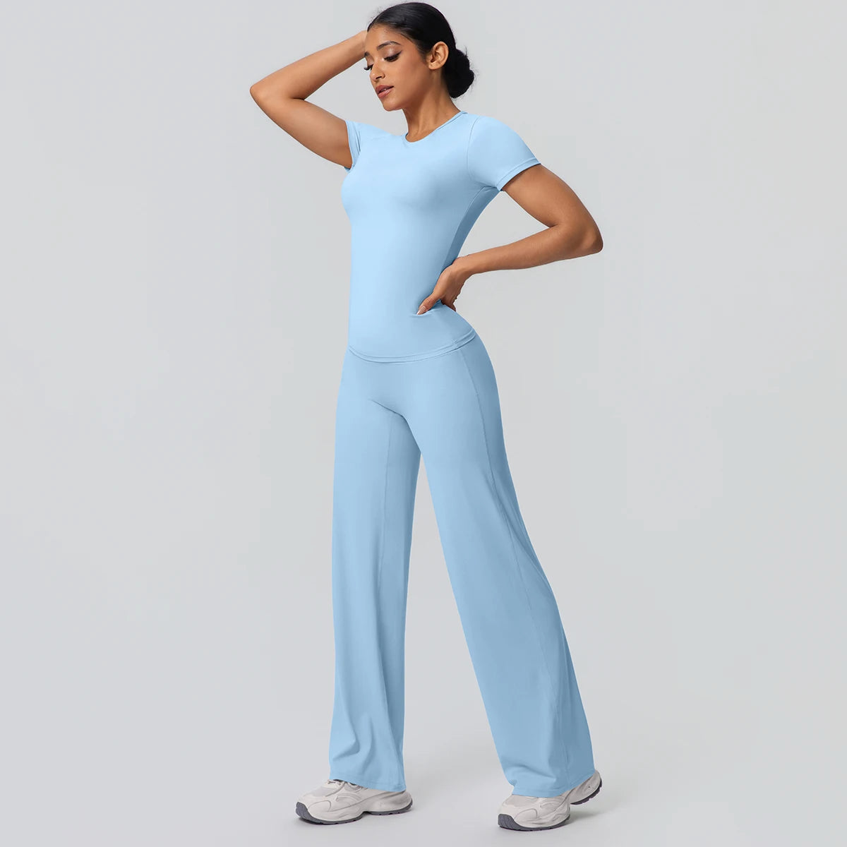 Hellblaues Yoga-Set: kurzärmeliges Top und ausgestellte lange Hose, Seitenansicht