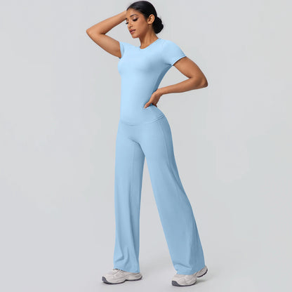 Hellblaues Yoga-Set: kurzärmeliges Top und ausgestellte lange Hose, Seitenansicht