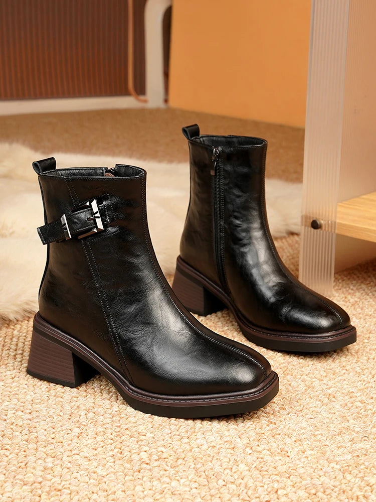 Schwarze Knöchelstiefel aus Leder mit eckiger Kappe, Blockabsatz und Schnallenriemen