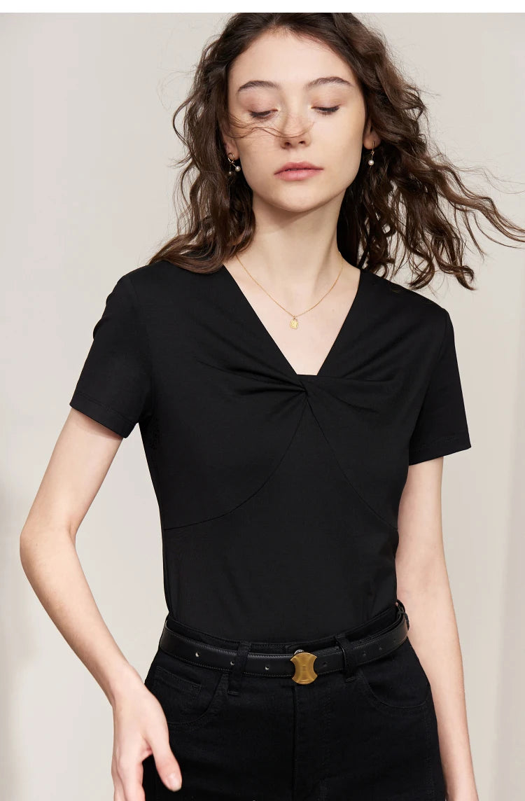 Damen T-Shirt im Minimalismus-Stil mit V-Ausschnitt und dünnem Design