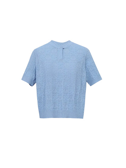 Hellblauer Strickpullover mit Stehkragen und kurzem Ärmel