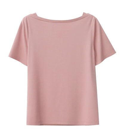 Damen T-Shirt im minimalistischen Stil mit One-Line Kragen und kurzen Ärmeln