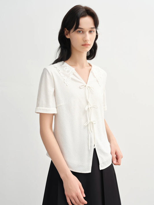 Kurzes Damen-T-Shirt mit geradem Schulterdesign und Stickerei – ideal für den Büroalltag im Frühling und Sommer