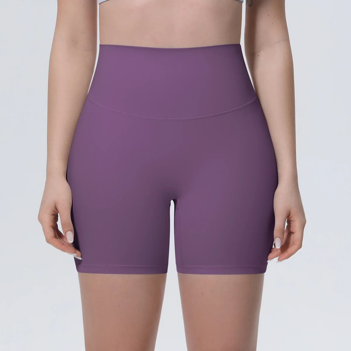 Lila High-Waist-Yogashorts für Damen, kurz, Frontansicht, mit breitem Bund