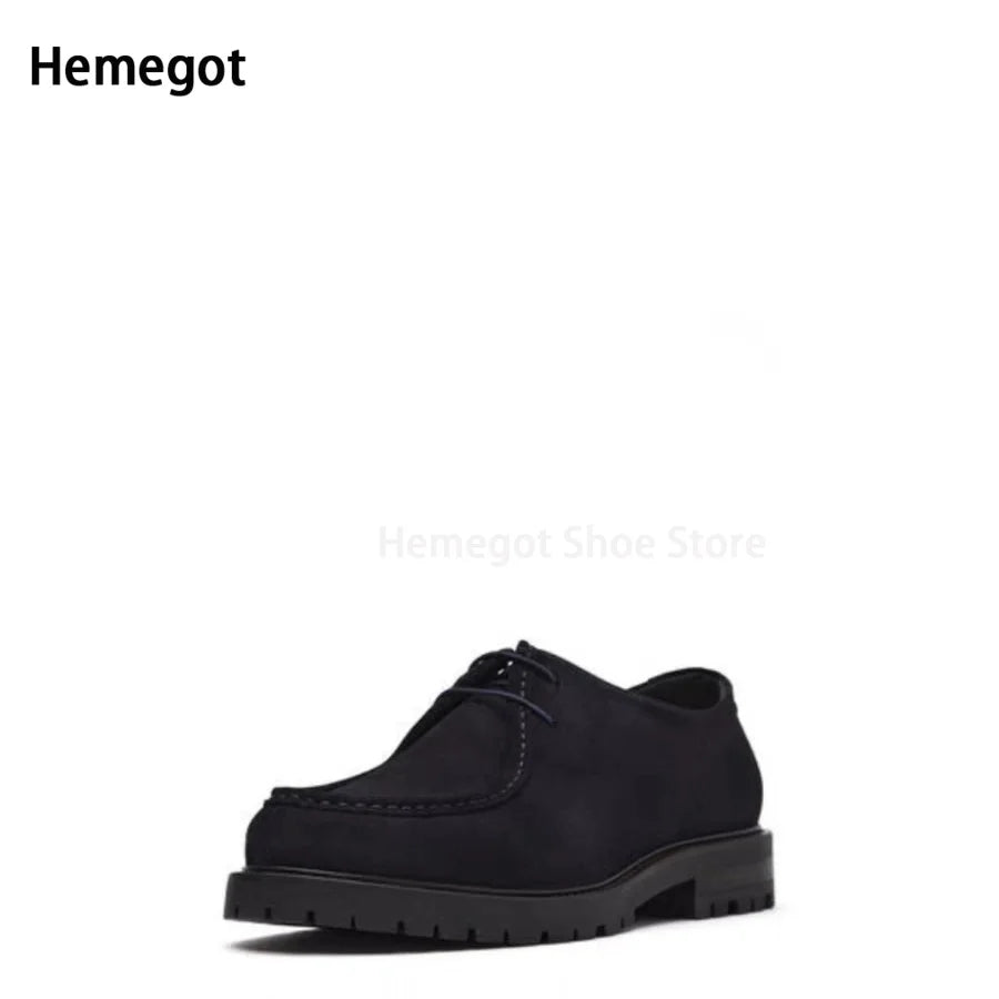 Schwarzer Herren-Derby-Schuh aus Wildleder, Schnürung und dicke Profilsohle