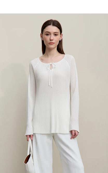 Weißer Damenpullover aus Rippenstrick mit Rundhalsausschnitt und Bindekordel vorne, lange Ärmel.