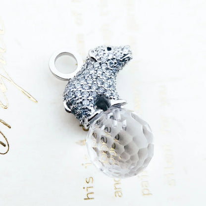 Eisbär-Anhänger aus 925 Sterlingsilber mit funkelndem Eisbärkopf und Tropfen