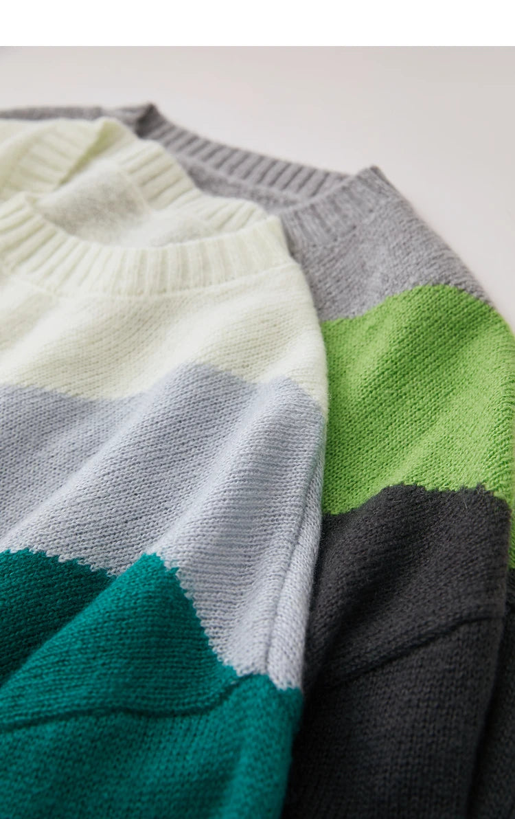 Strickpullover-Detail: Rippenkragen und Ärmelbündchen, Colour-Block grau und grün