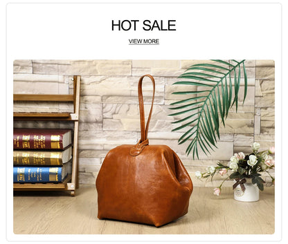 Kleine braune Ledertasche mit Henkel, rundliche Beutelform