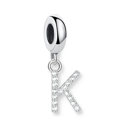 Buchstaben-Charm-Anhänger aus 925er Sterlingsilber mit Strassbuchstabe K und dunklem Stein oben.