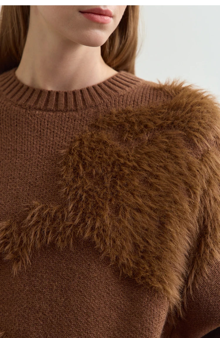 Nahaufnahme: Brauner Damenpullover mit flauschigem Fellbesatz und Rippstrick am Halsausschnitt