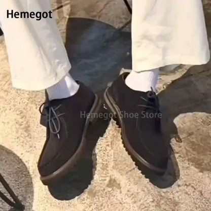 Dunkle Herren-Derby-Schuhe mit Schnürsenkeln und dicker Profilsohle, Paaransicht