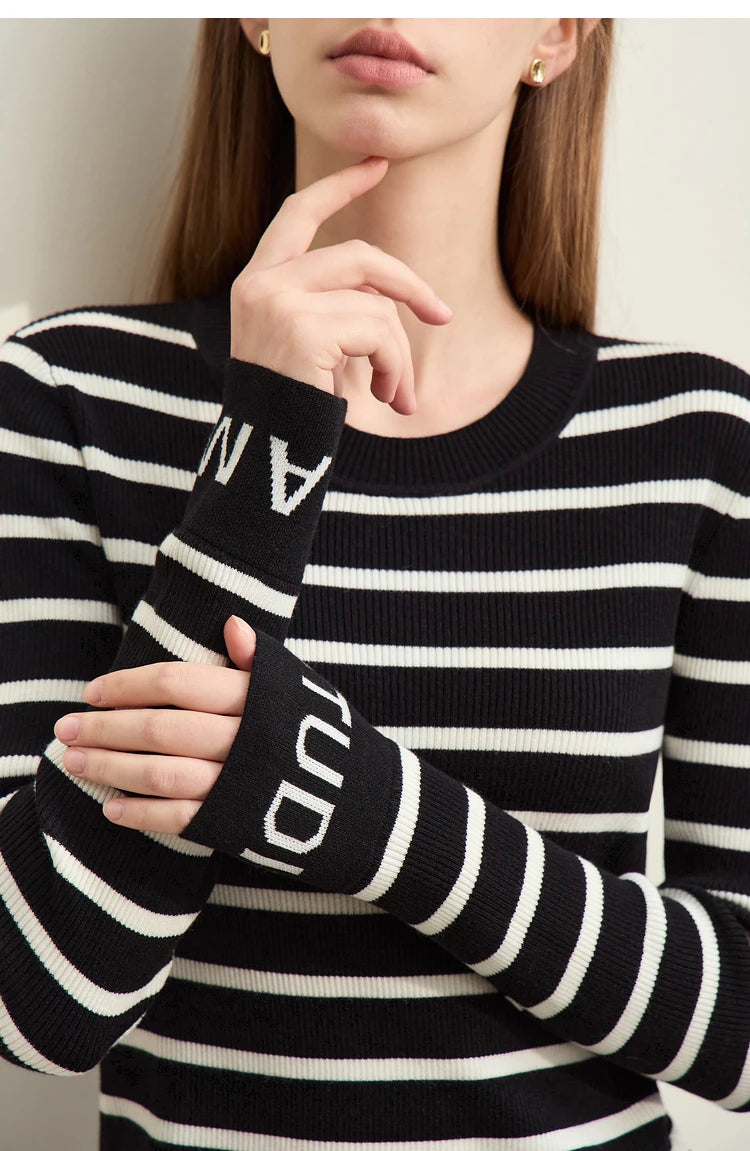 Gestreifter Strickpullover mit O-Ausschnitt, Schriftprint an Ärmelbündchen, schwarz-weiß
