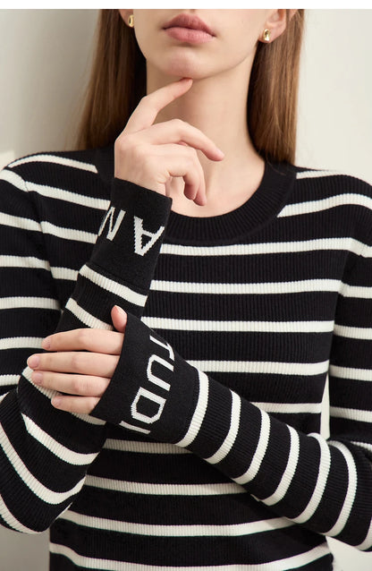 Gestreifter Strickpullover mit O-Ausschnitt, Schriftprint an Ärmelbündchen, schwarz-weiß