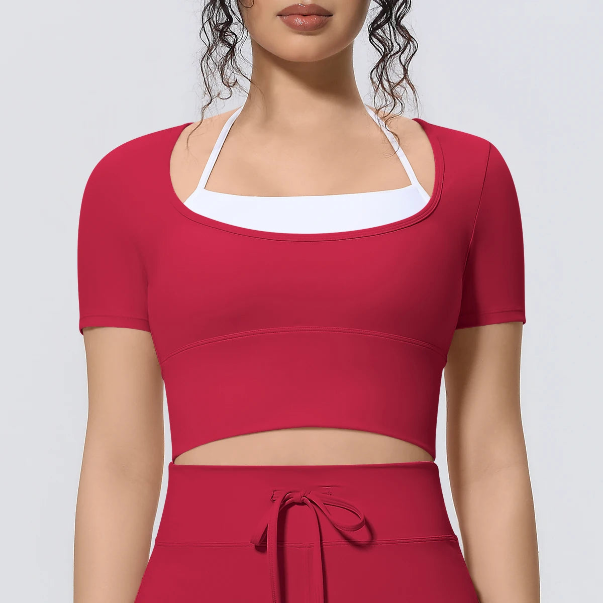 Damen Sport-T-Shirt, rot mit breitem Rundhalsausschnitt und weißen Kontrastkanten an den Trägern
