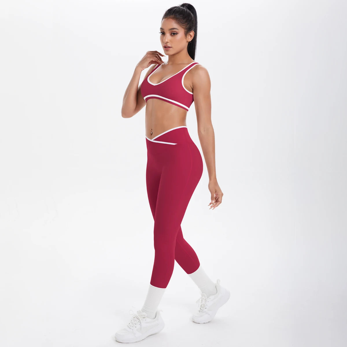 Dunkelrotes Damen-Yoga-Set mit Push-up-BH und 3/4-Leggings, schräg von der Seite