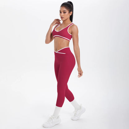 Dunkelrotes Damen-Yoga-Set mit Push-up-BH und 3/4-Leggings, schräg von der Seite