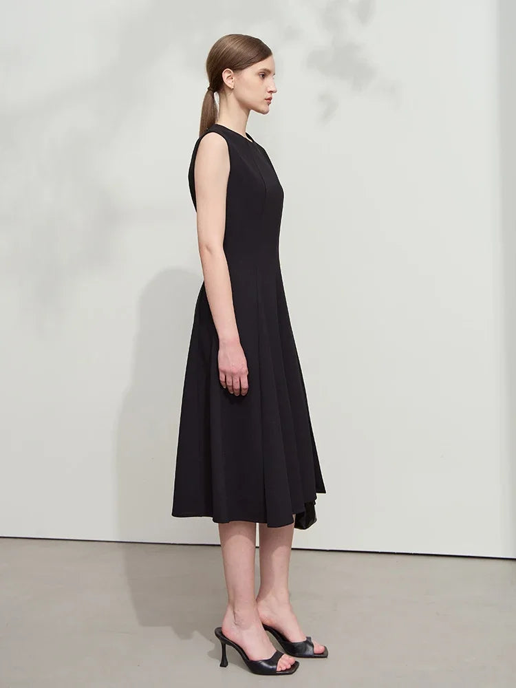 Flexibles Tailliertes Damenkleid Für Elegante Sommertage