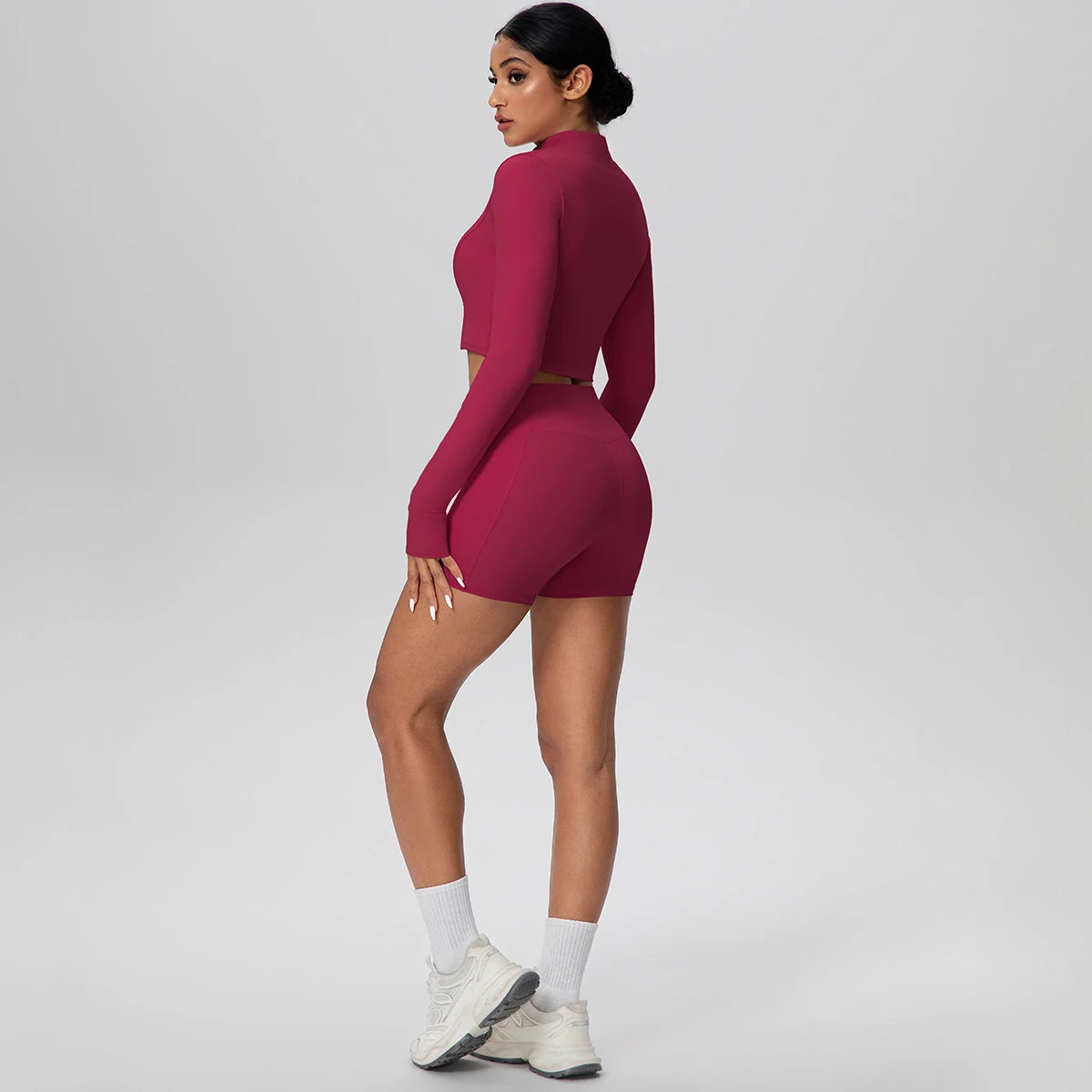 Bordeauxrotes Yoga-Set mit Reißverschluss, seitliche Ansicht von Crop-Top und kurzen Shorts