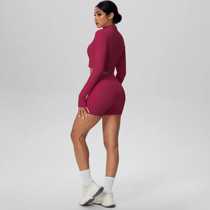Bordeauxrotes Yoga-Set mit Reißverschluss, seitliche Ansicht von Crop-Top und kurzen Shorts