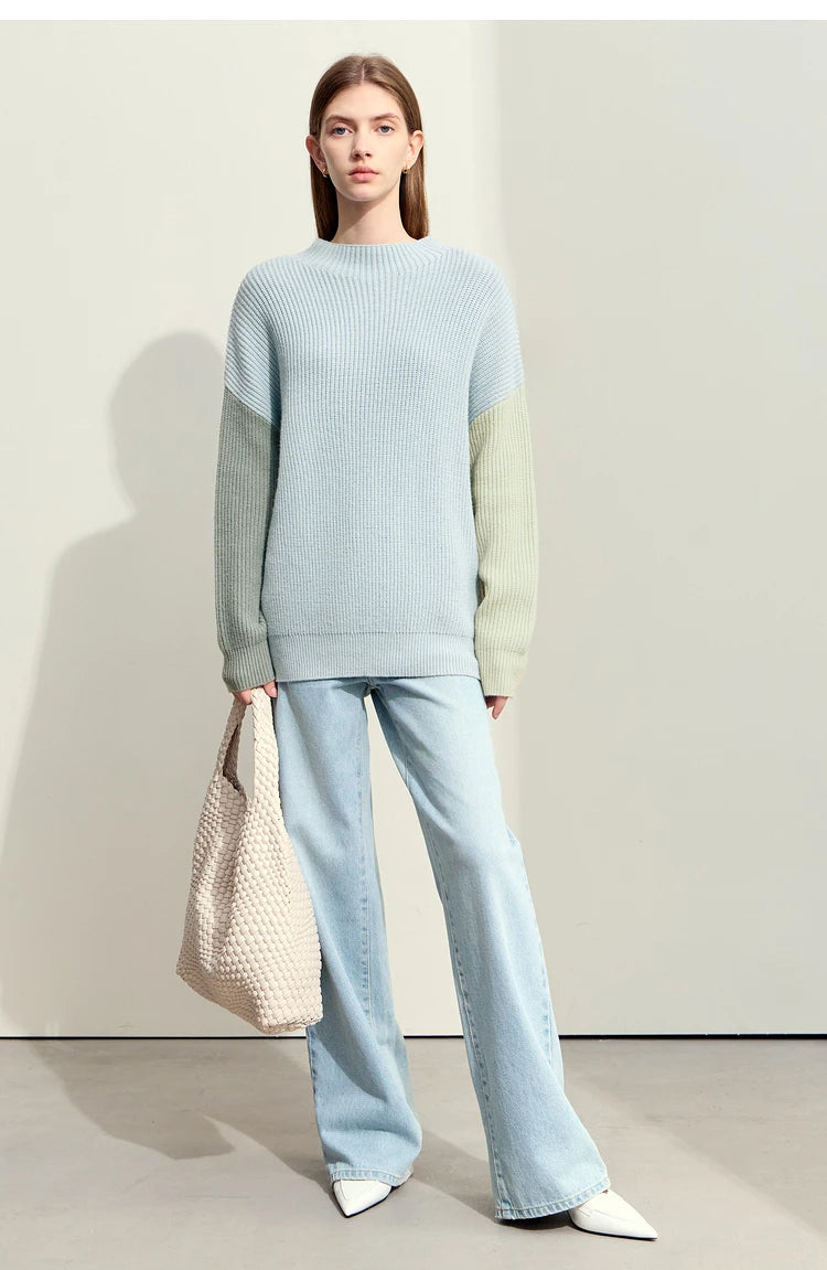 Rollkragenstrickpullover hellblau mit grünlichen Ärmeln, grob gestrickt, langärmelig.