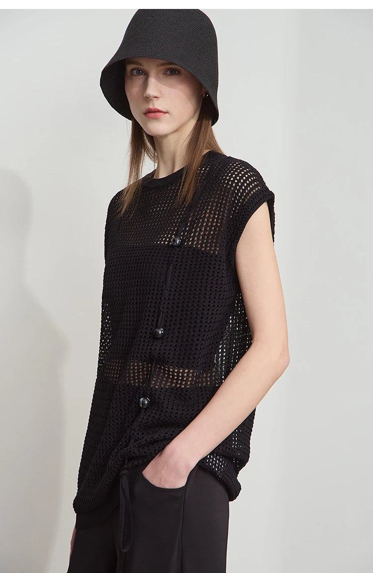 Damen-Strickpullover in Schwarz, kurzärmlig, durchbrochenes Lochmuster mit Knöpfen
