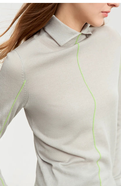 Damen-Pullover, hellgrau: Detail Stehkragen und grüne Kontrastnähte vorne