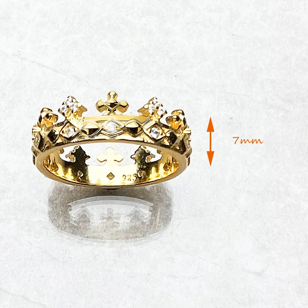 Krone-Ring mit Zirkonia, Kreuz-Relief und ca. 7 mm Ringhöhe