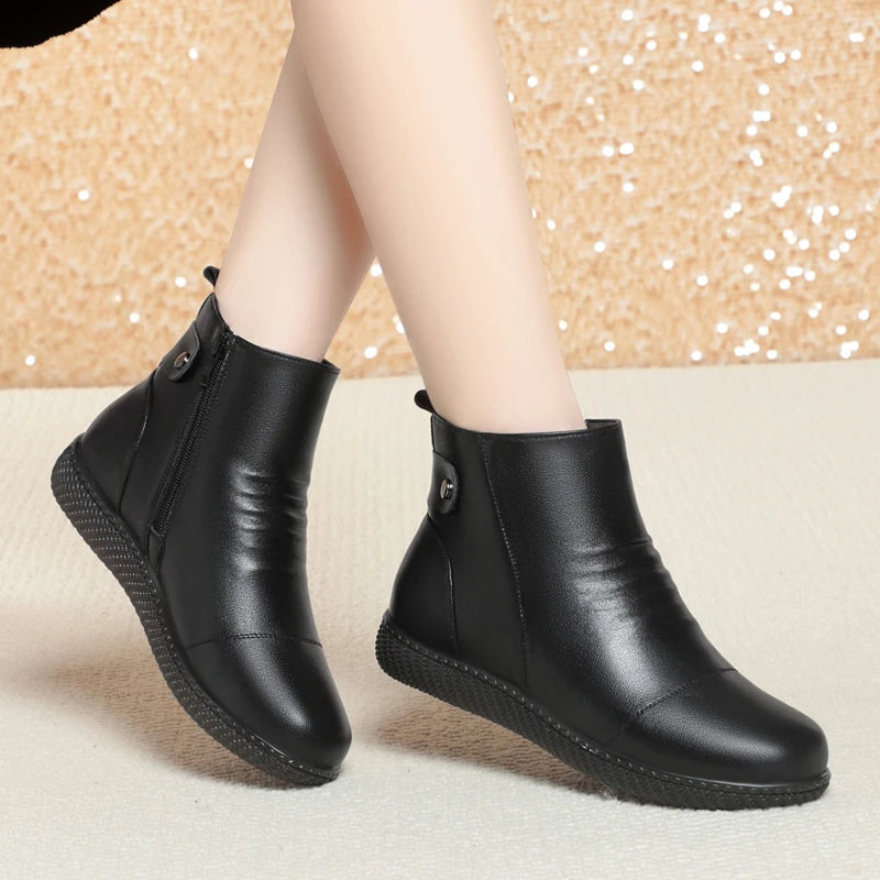 Schwarze Winter-Kurzstiefel am Fuß, flache Profilsohle, Reißverschluss-/Knopföffnung