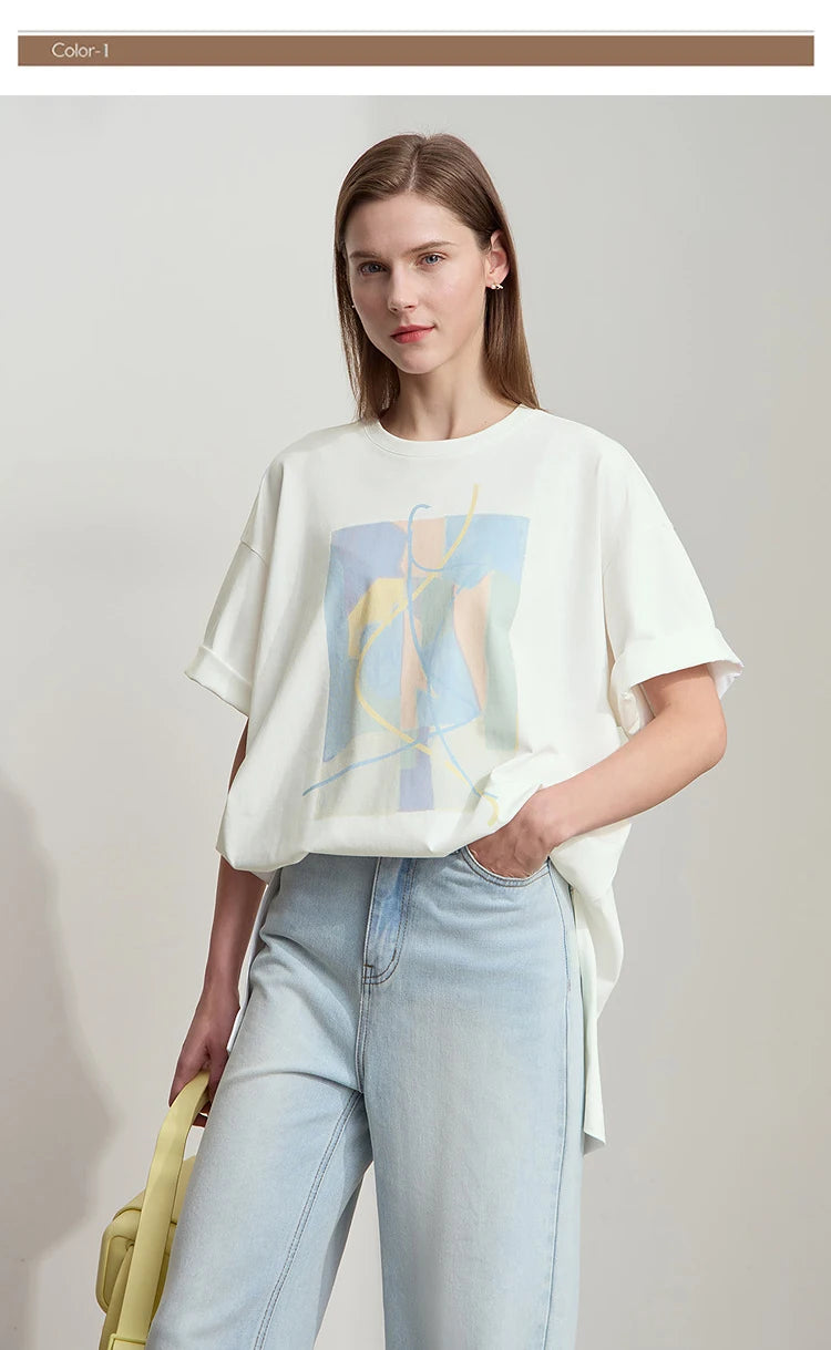 Damen T-Shirt im minimalistischen Design mit unregelmäßigem Schnitt und abstraktem Druck