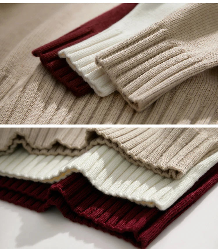 Bündchen-Detail: beiger Strickpullover mit geripptem Abschluss und Burgunderlage