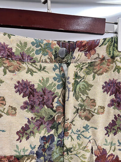 Elegantes Damenkleid mit Stehkragen und kurzen Ärmeln, bestickt und mit Spitzen-Patchwork – modisch und schick.