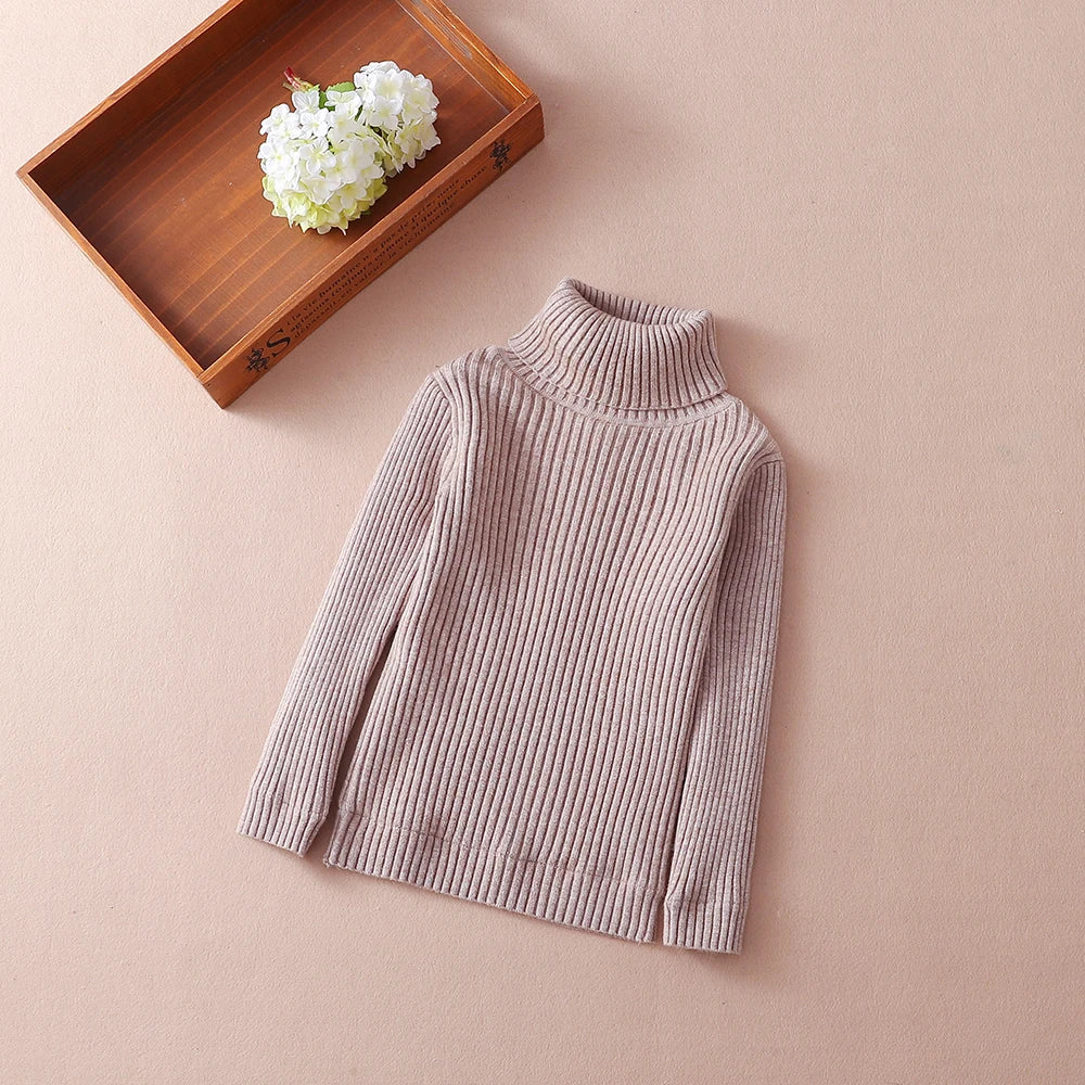 Khaki-farbener Kinderpullover mit Rollkragen, langärmlig, feiner Rippenstrick