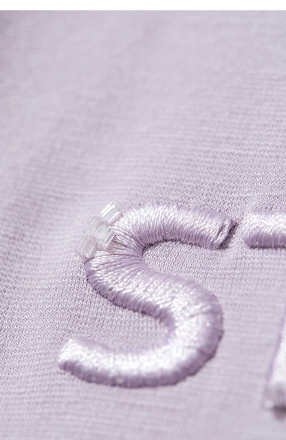 Damen T-Shirt mit elastischen Flare-Ärmeln und Perlen-Stickerei im minimalistischen Stil