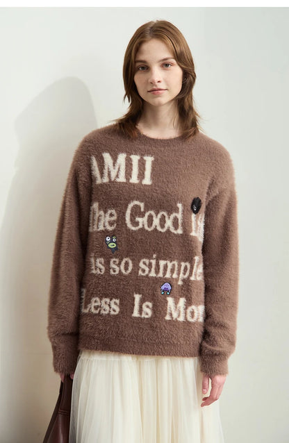Camelfarbener Damenpullover mit Schriftzug „The Good Life“ und bunten Motiv-Patches